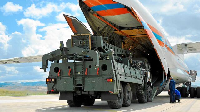 Imagen de la primera entrega de los misiles S-400 llegados ayer a una base militar cercana a Ankara