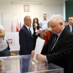 Jaroslaw Kaczynski, líder del Partido Ley y Justicia, en el momento de votar hoy en las elecciones legislativas/Reuters