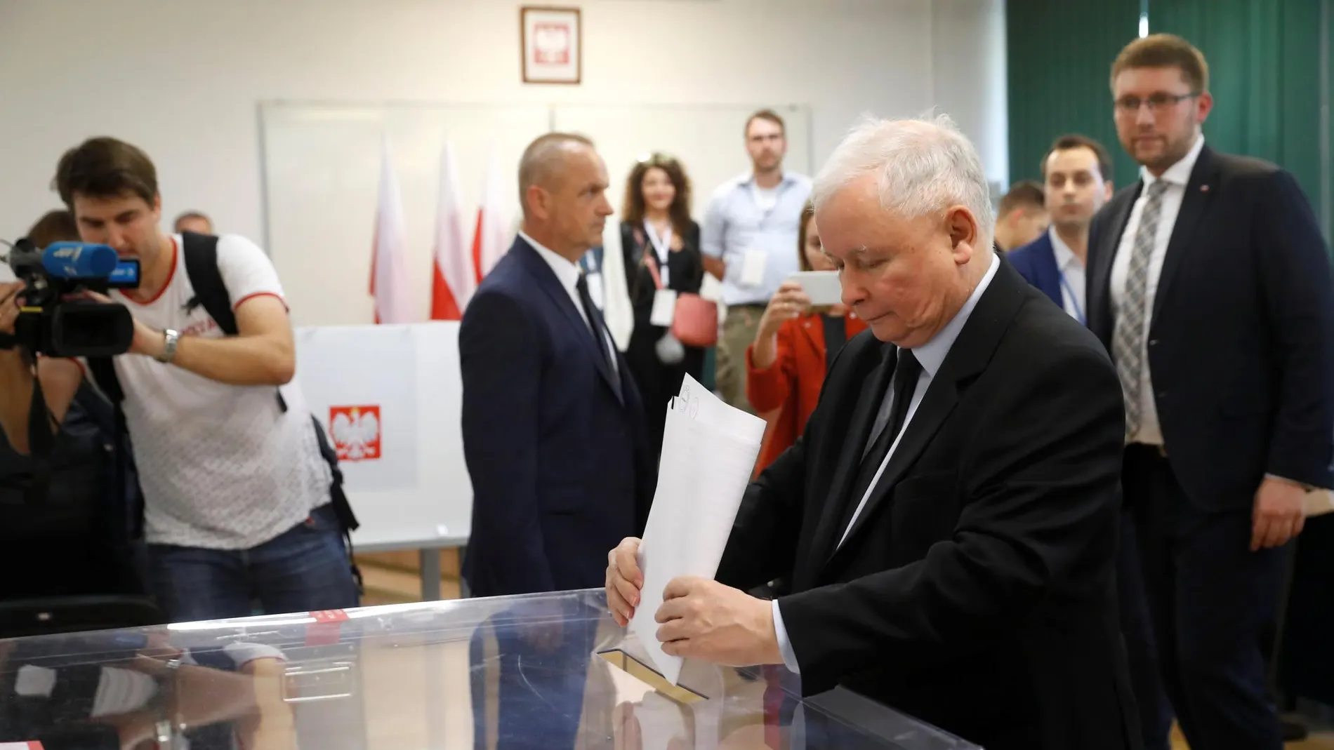 Jaroslaw Kaczynski, líder del Partido Ley y Justicia, en el momento de votar hoy en las elecciones legislativas/Reuters