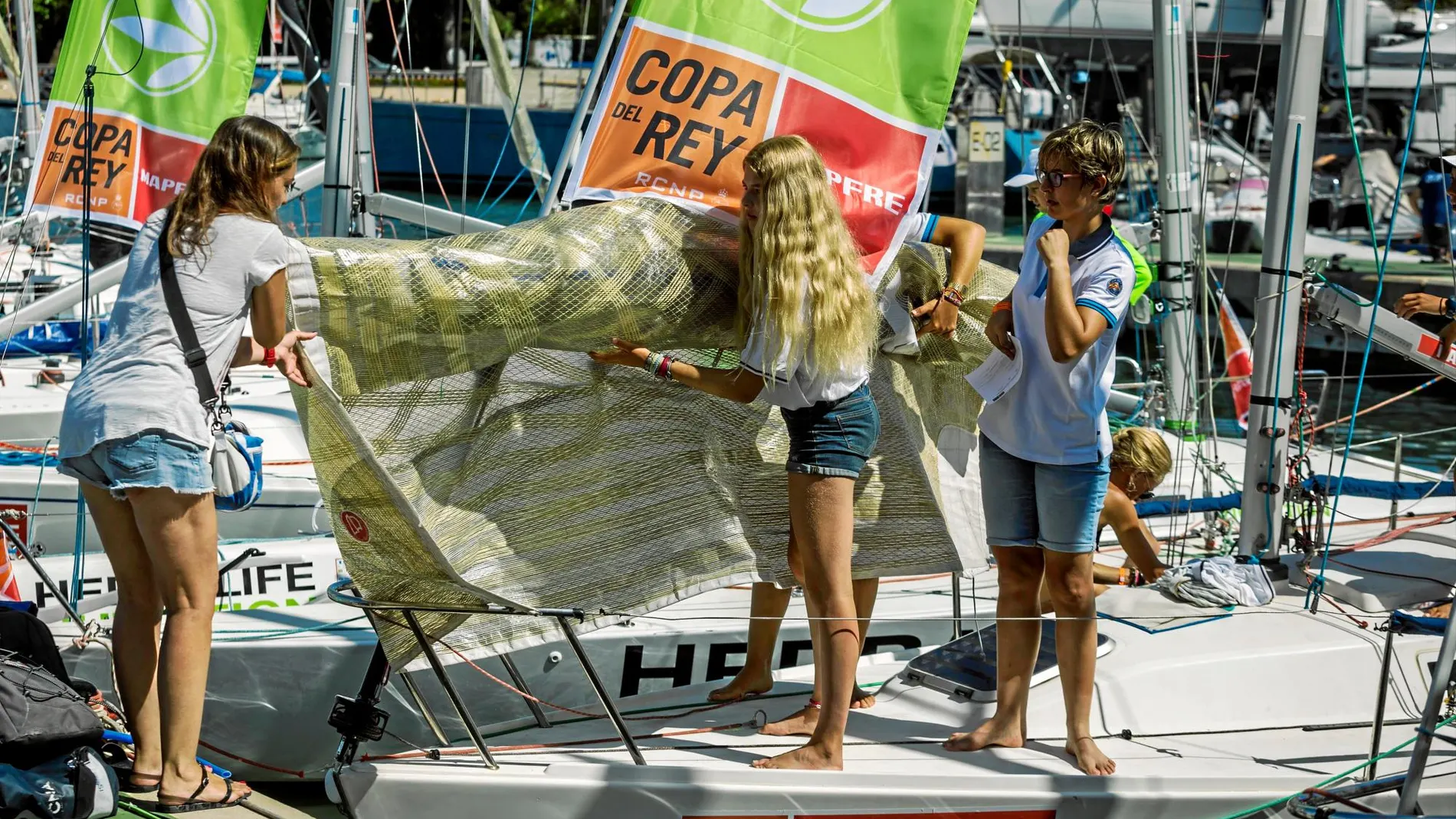 Las regatistas de la Women’s Cup se estrenaron ayer en la bahía de Palma. Foto: Alberto R. Roldán