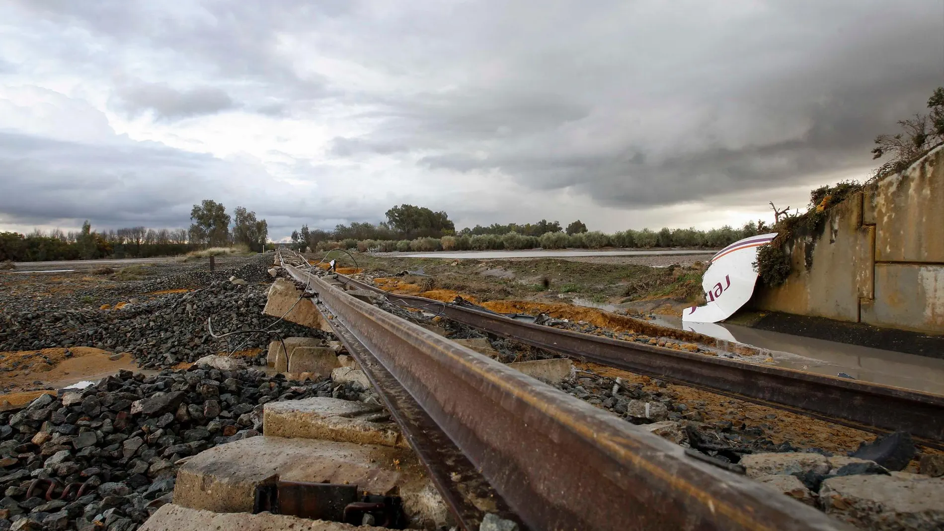 Los viajeros de la línea ferroviaria de Media Distancia entre Sevilla y Málaga tienen que hacer transbordo para recorrer Osuna y Pedrera / Foto: Manuel Olmedo