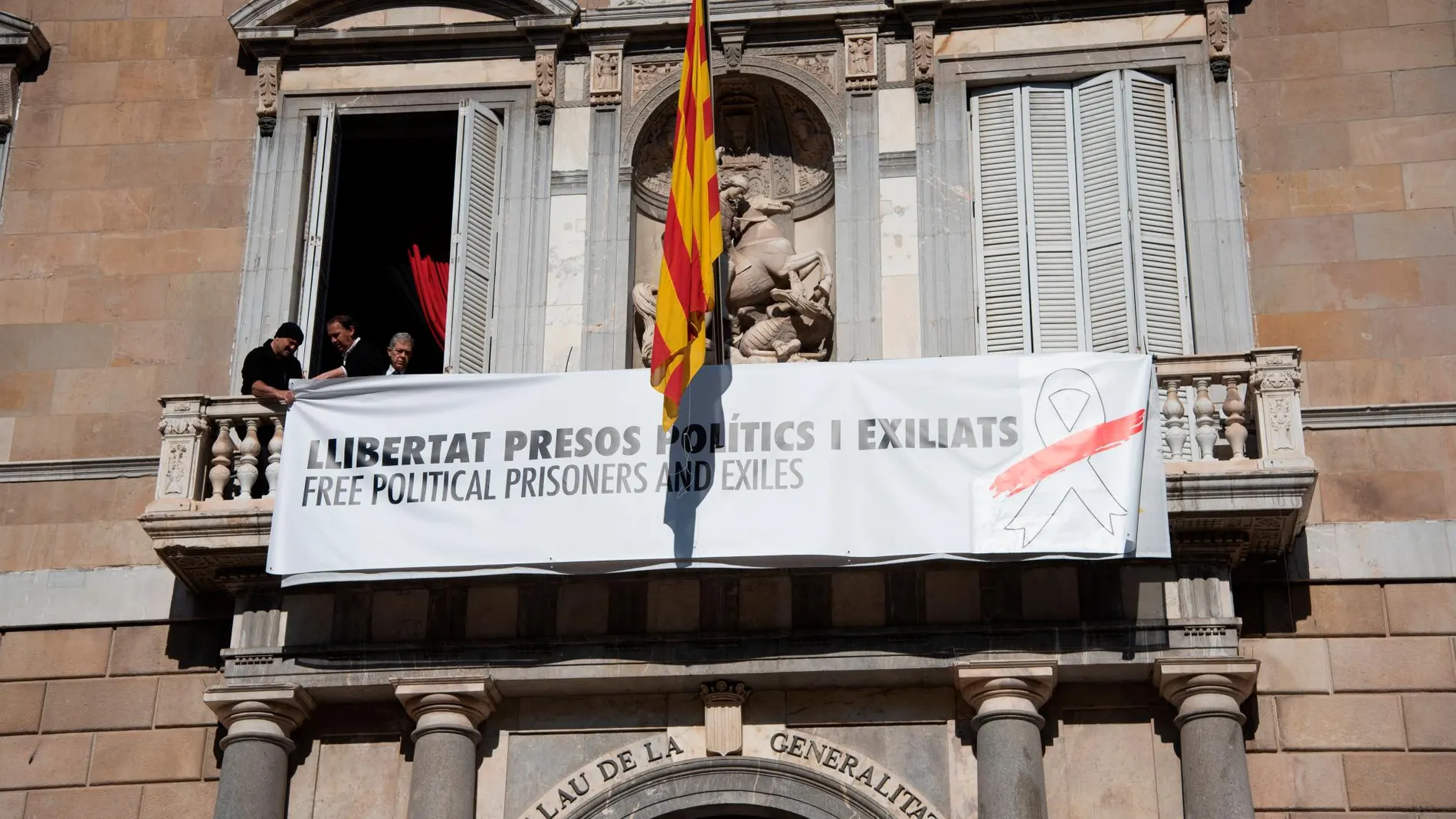 Imagen de la pancarta en el balcón del Palau de la Generalitat.