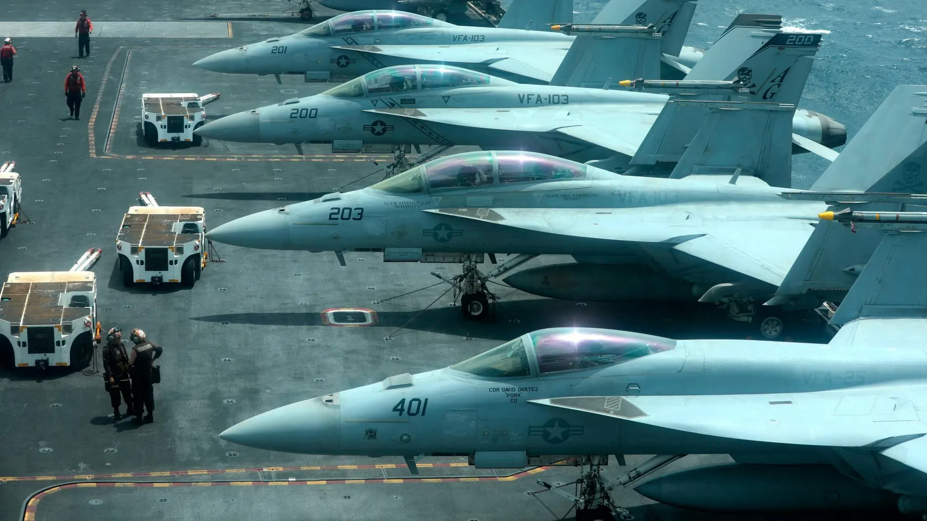 Imagen de los cazas situados en la cubierta del “USS Abraham Lincoln”, en el Golfo de Omán, cerca del estrecho de Hormuz/ Reuters