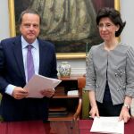 Los presidentes del Tribunal y Consejo de Cuentas, María José de la Fuente y Mario Amilivia, respectivamente, tras firmar el acuerdo