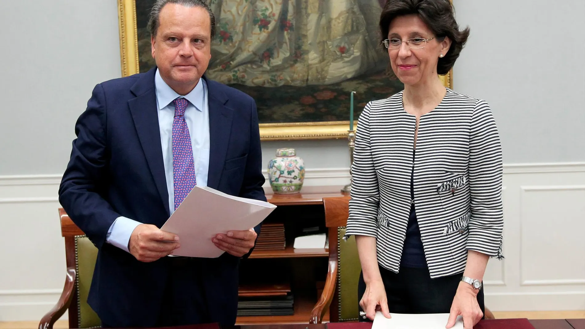Los presidentes del Tribunal y Consejo de Cuentas, María José de la Fuente y Mario Amilivia, respectivamente, tras firmar el acuerdo