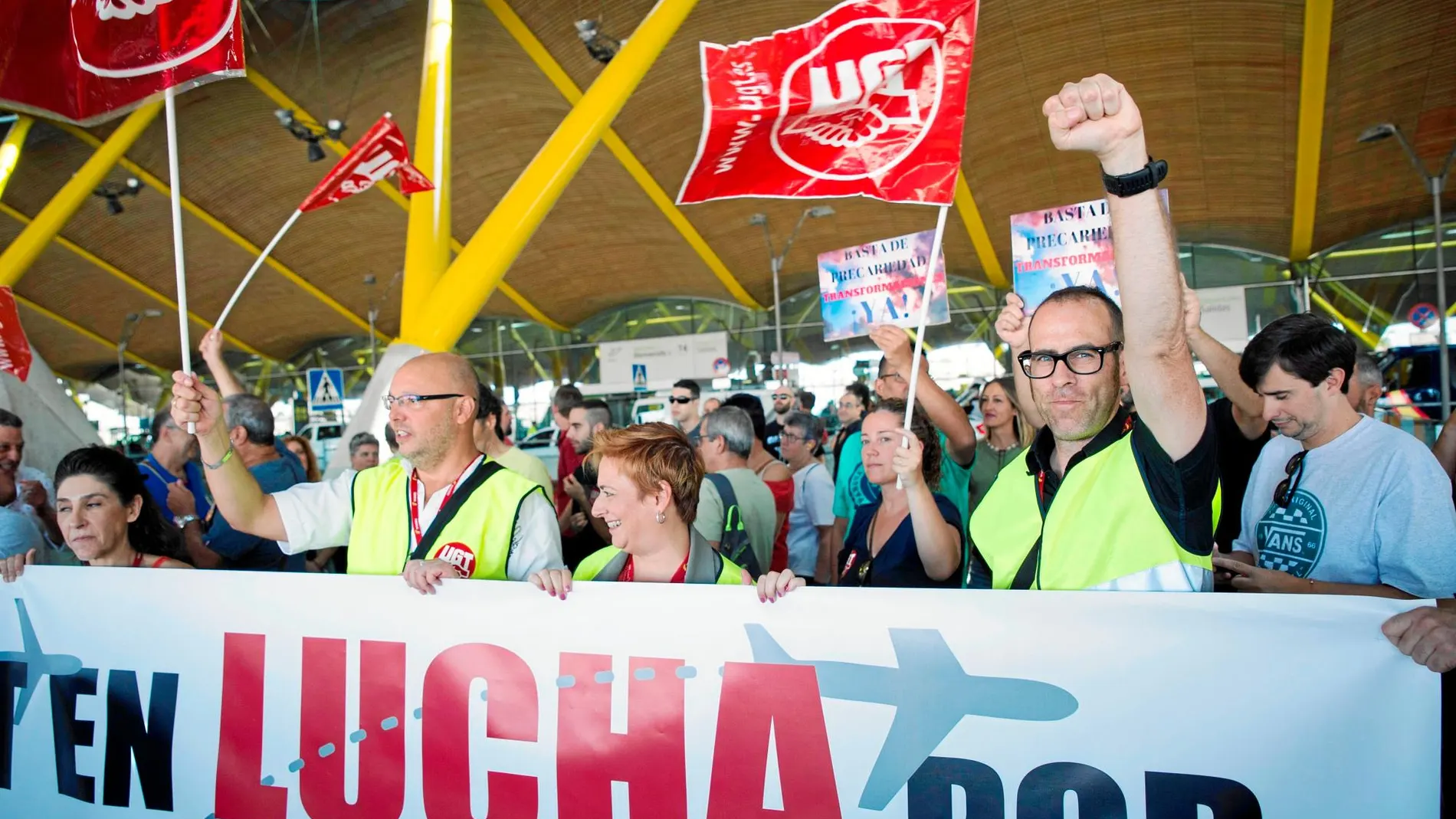 Trabajadores de tierra de Iberia en la huelga convocada ayer en el aeropuerto Adolfo Suárez Madrid-Barajas
