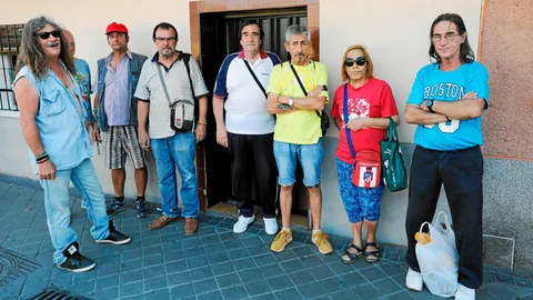 De izquierda a derecha: Miguel, Carlos, Javi, Vicente, Javier, Isabel y Javi, usuarios del comedor Paquita Gallego / Foto: Rubén Mondelo