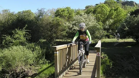 Una ciclista por uno de los nuevos senderos abiertos en tierras sorianas