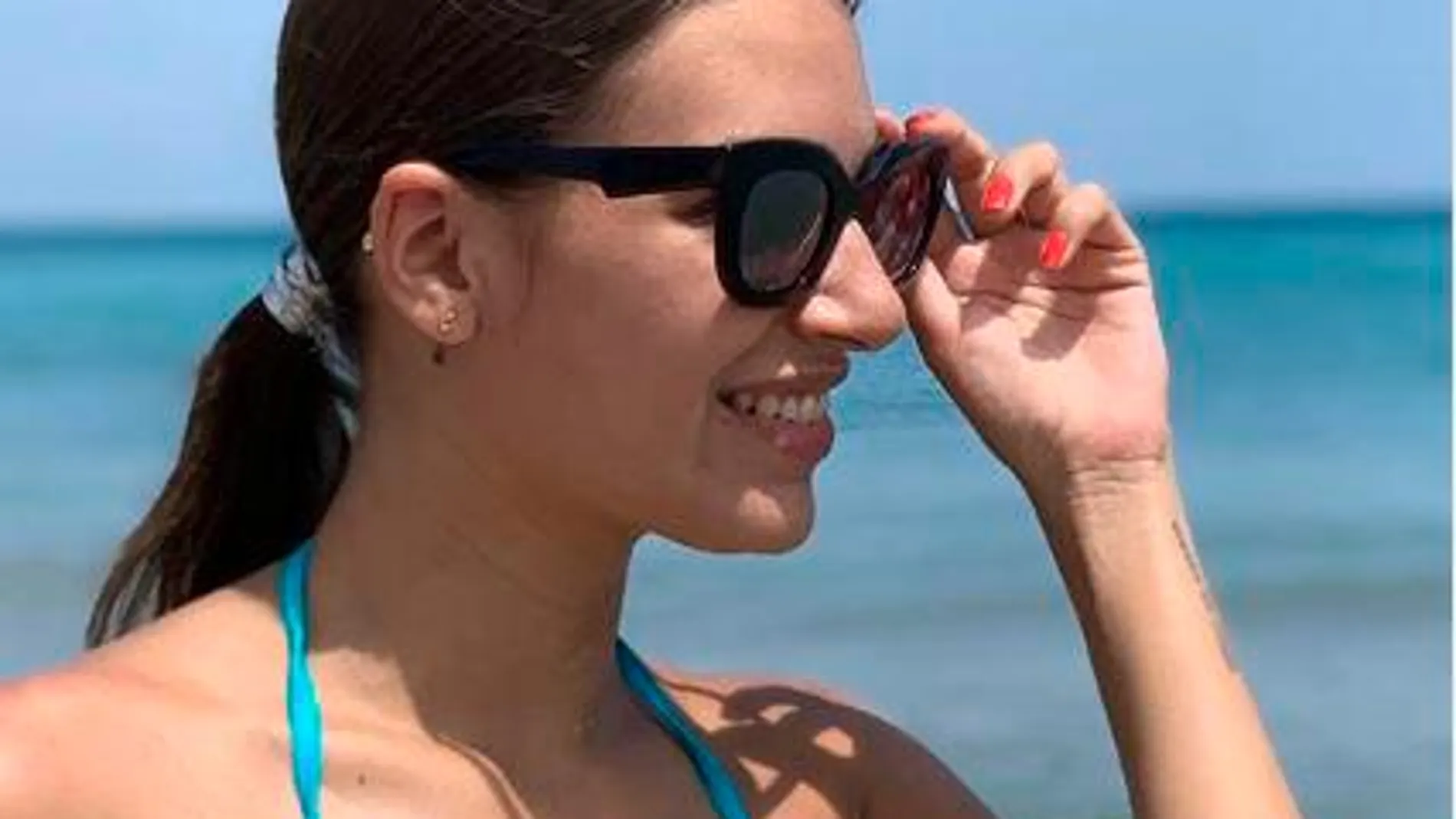 Ana Guerra luce cuerpazo con un minúsculo bikini en la playa