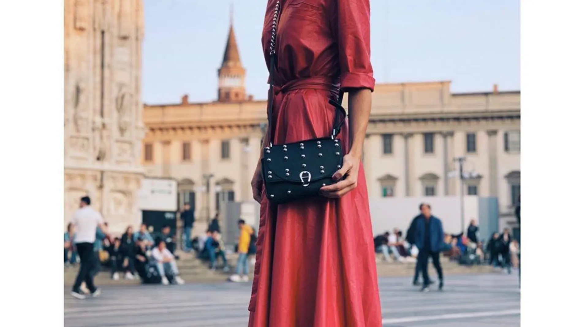 Ana Fernández se lo juega todo al cuero rojo con vestido camisero en Milán