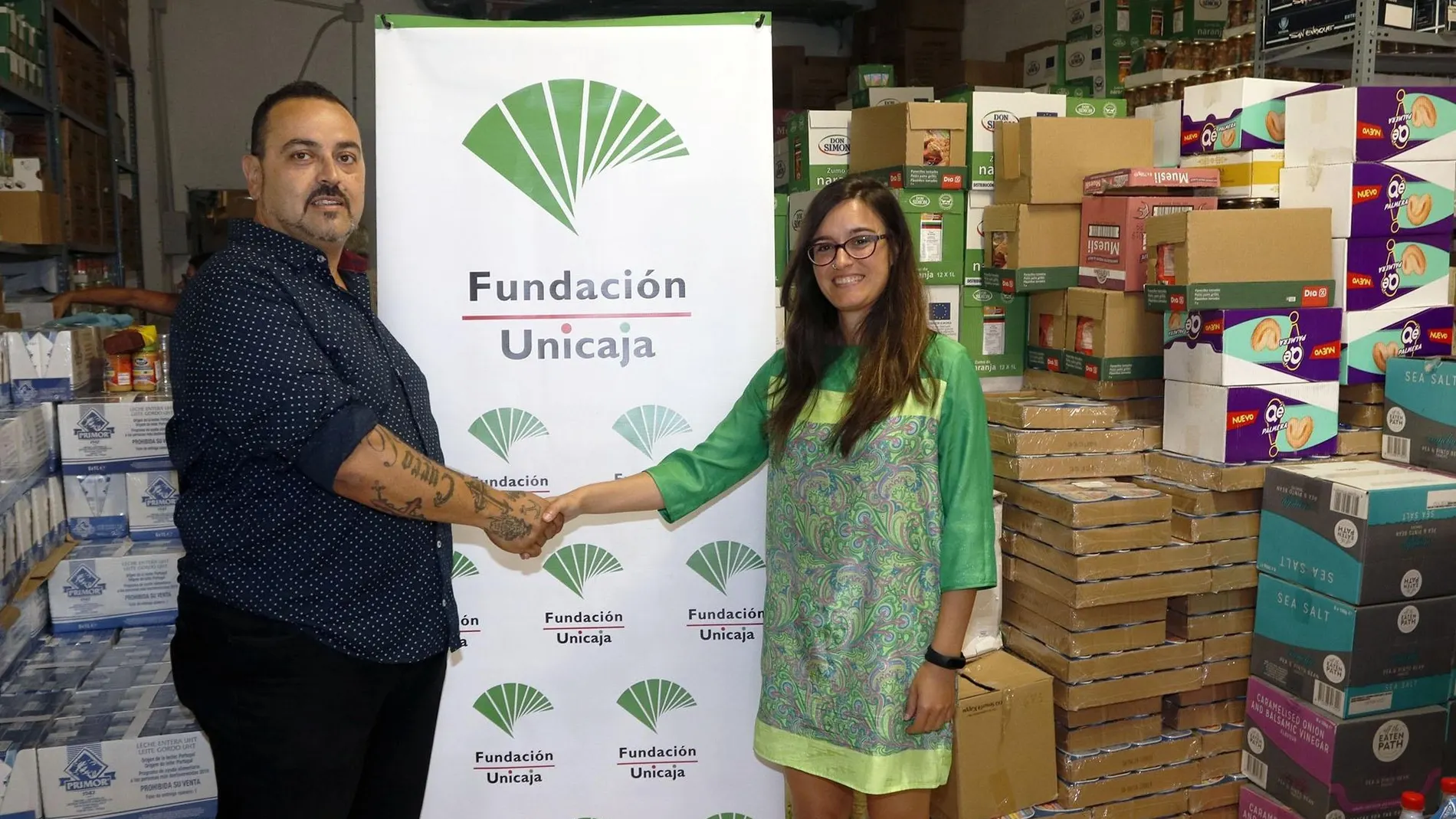 La Fundación Unicaja apoya a la asociación Lagunillas Centro de Málaga con ayudas para mantener economato y el reparto de alimentos en la zona / La Razón