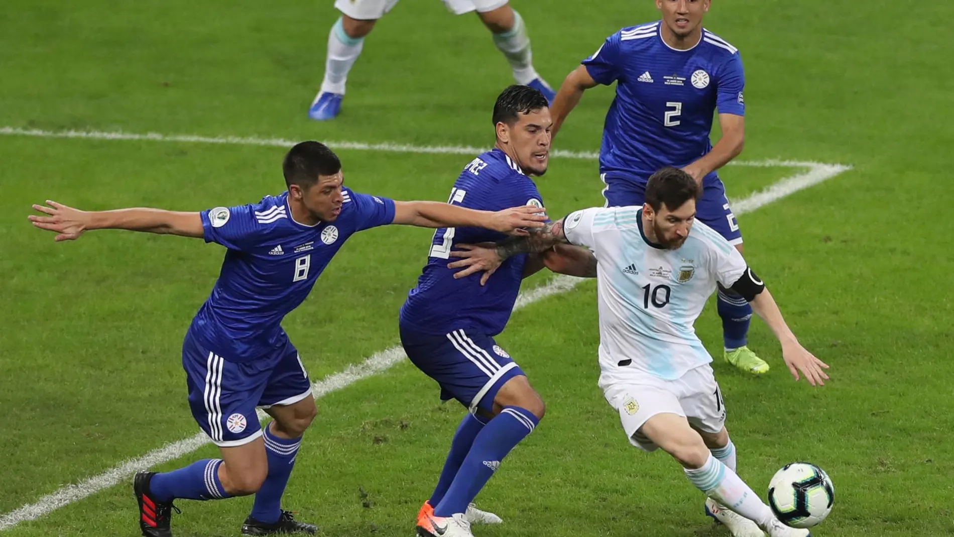 Regate de Lionel Messi en el enfrentamiento entre Argentina y Paraguay