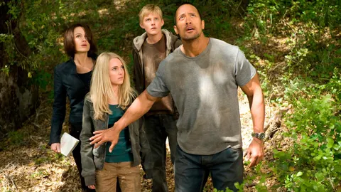 Dwayne Johson junto con Carla Gugino, AnnaSphia Robb y Alexander Ludwig en Jumanji