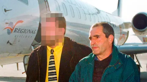 José Javier Zabaleta Elosegi, "Baldo", a su llegada al aeropuerto de Brajas procedente de Burdeos tras ser extraditado por Francia / Foto: Efe