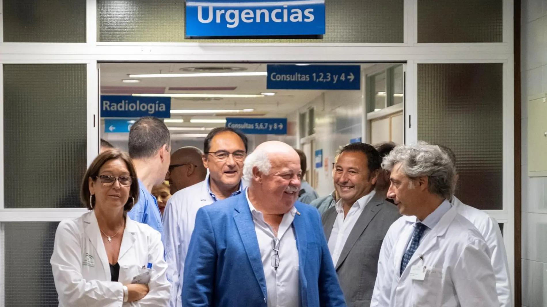 El consejero de Salud, Jesús Aguirre, durante una visita al Hospital Virgen del Rocío de Sevilla el 16 de agosto /Foto: EFE