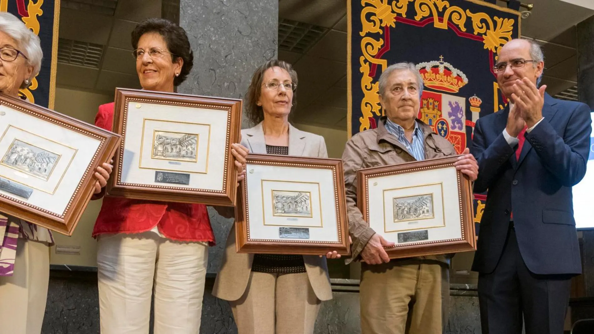 El presidente de la Diputación de Salamanca, Javier Iglesias, preside los actos por el Día de la Provincia. En la imagen el presidente junto a las primeras alcaldesas de la provincia a las que se ha homenajeado. (De I a D): Evangelina Hernández en Fuentes de Oñoro, Lucía Torres en Ledesma, Encarnación Montejo en San Pedro del Valle, y Antonio García en nombre de Gloria García, en Espeja