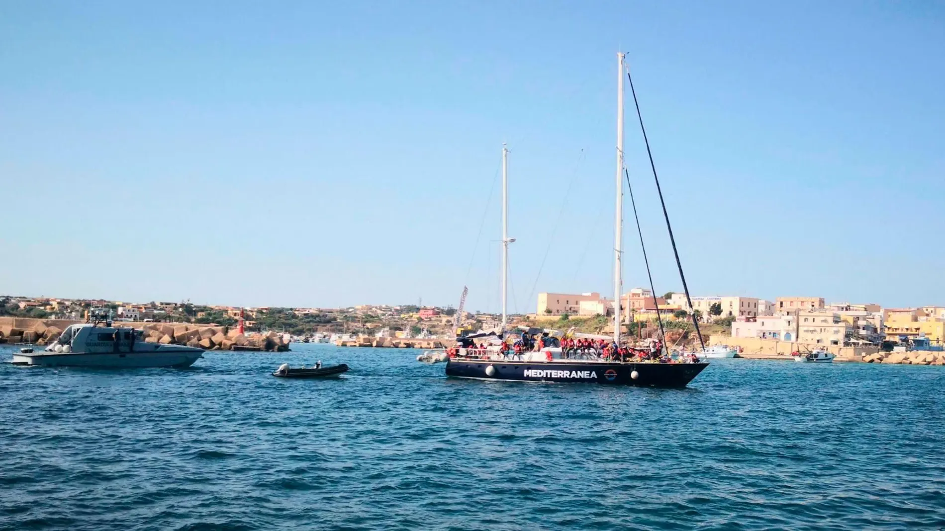 El barco de salvamento Alex en el puerto de Lampedusa/ AP