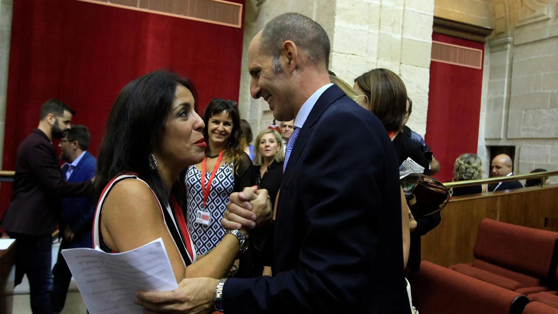 David Núñez, con la presidenta de la Cámara, Marta Bosquet, tras defender la iniciativa /Foto: Manuel Olmedo