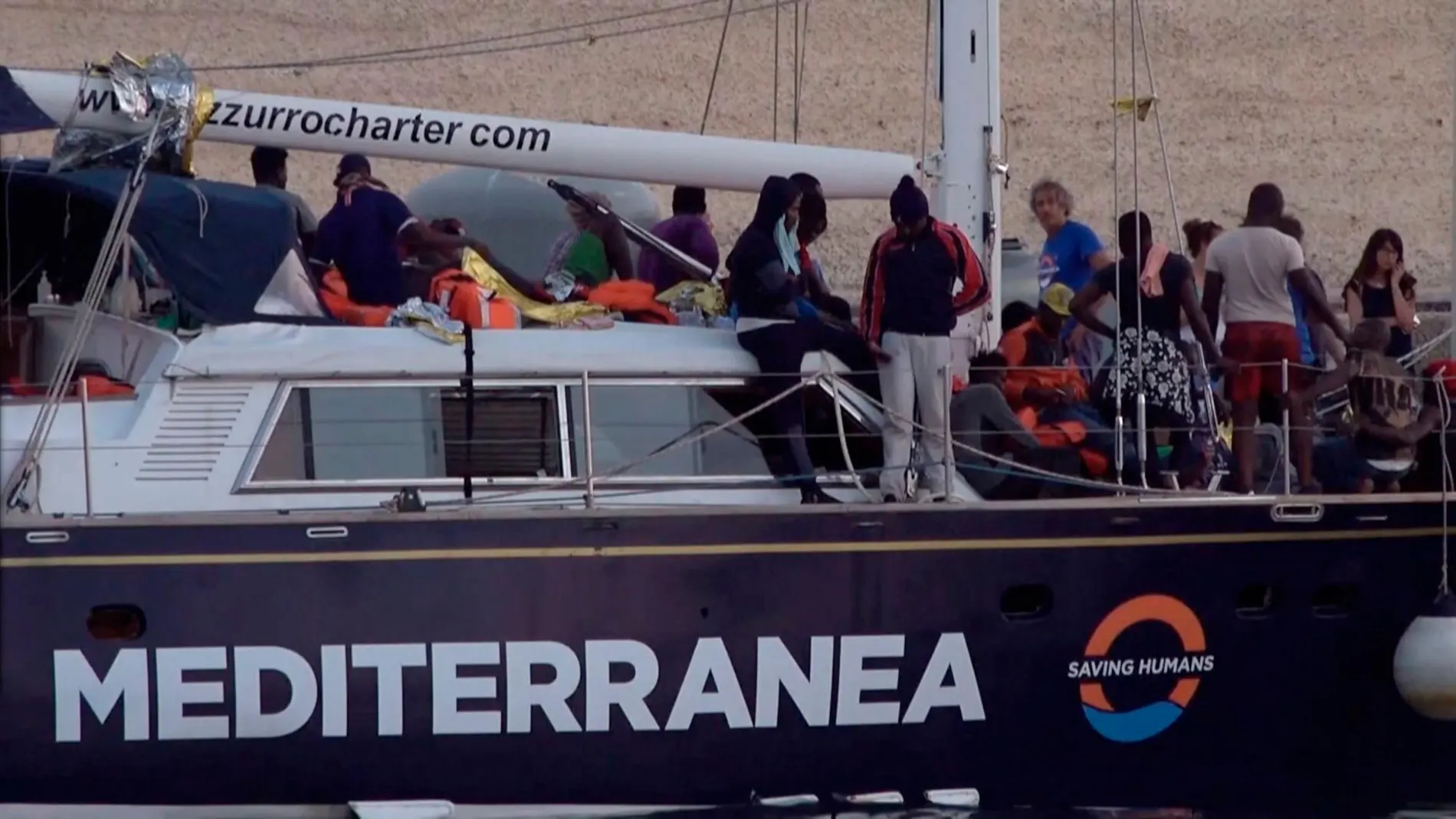 El barco de rescate Alex en el puerto de Lampedusa/ REUTERS