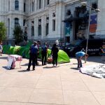 Un grupo de 12 personas sin techo se han trasladado con sus tiendas de campaña a la puerta del Ayuntamiento de Madrid