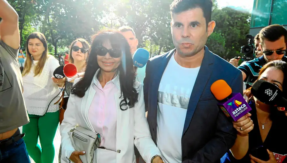 María Edite y Javier Santos saliendo de los juzgados. Foto: Reuters