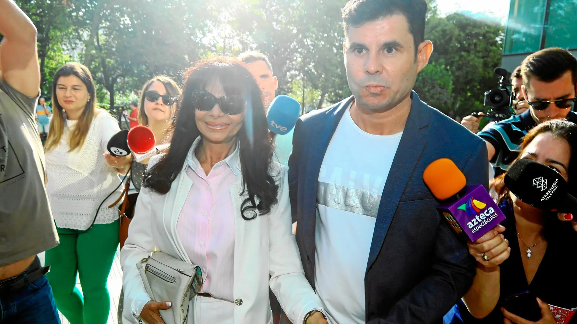 María Edite y Javier Santos saliendo de los juzgados. Foto: Reuters