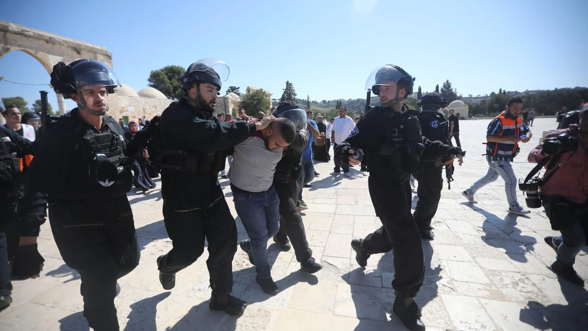 Violentas protestas frente a la Explanada de las Mezquitas en Jerusalén