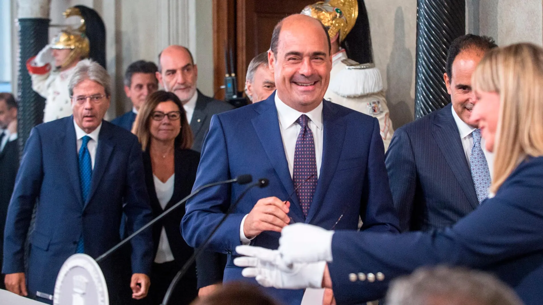 Nicola Zingaretti (C), líder del Partido Demócrata, atiende a los periodistas tras reunirse con el presidente Sergio Mattarella