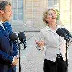 La futura presidenta de la Comisión Europea, Ursula von der Leyen, y el líder francés, Emmanuel Macron, comparecen ante la Prensa tras reunirse ayer en el Palacio del Elíseo
