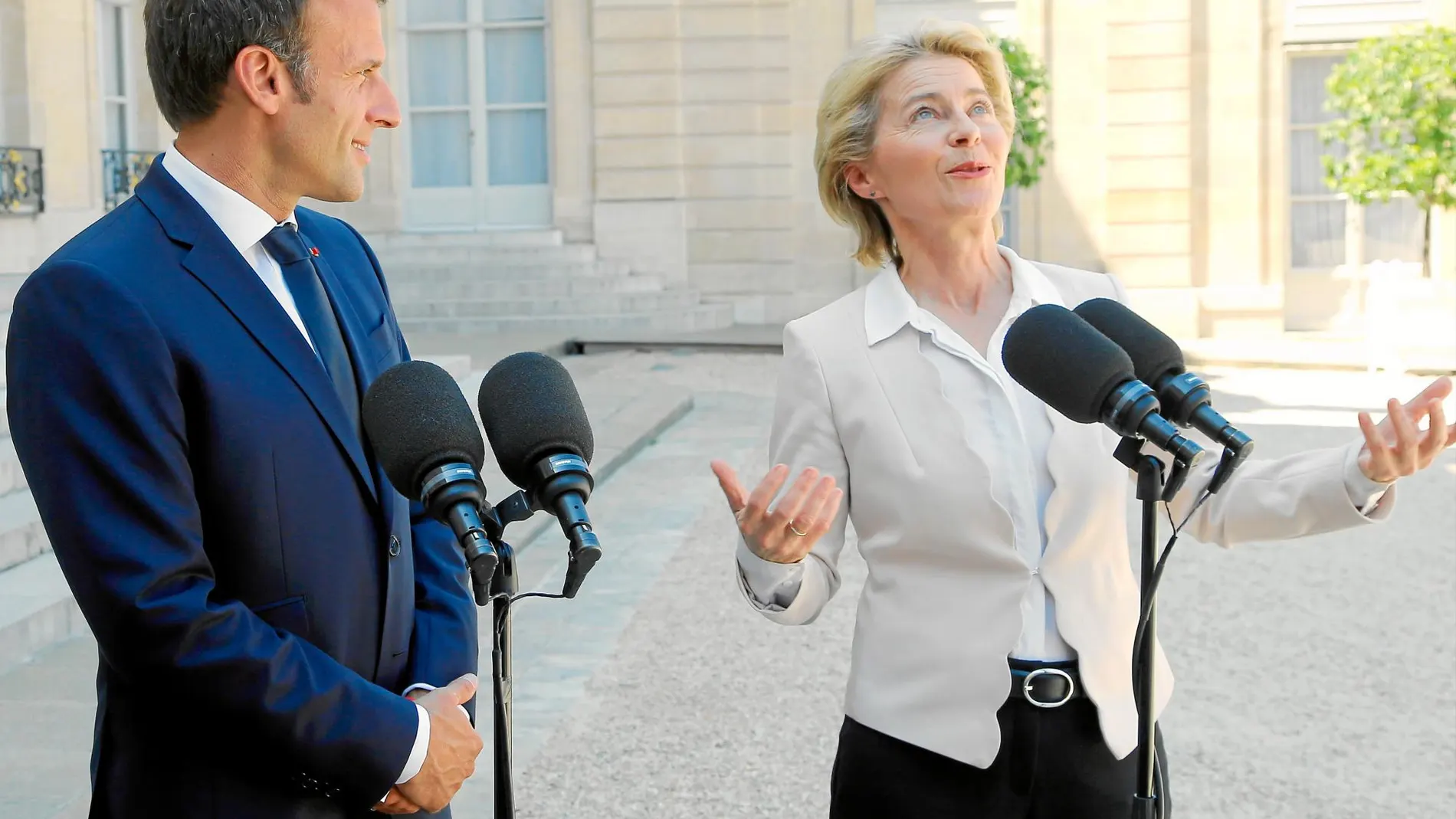 La futura presidenta de la Comisión Europea, Ursula von der Leyen, y el líder francés, Emmanuel Macron, comparecen ante la Prensa tras reunirse ayer en el Palacio del Elíseo
