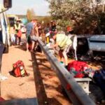Los bomberos registran el vehículo volcado