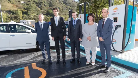 El consejero delegado de Repsol, Josu Jon Imaz (centro), durante la inaguración de la estación