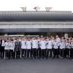 La selección de Corea del Sur posa en el aeropuerto de Pionyang