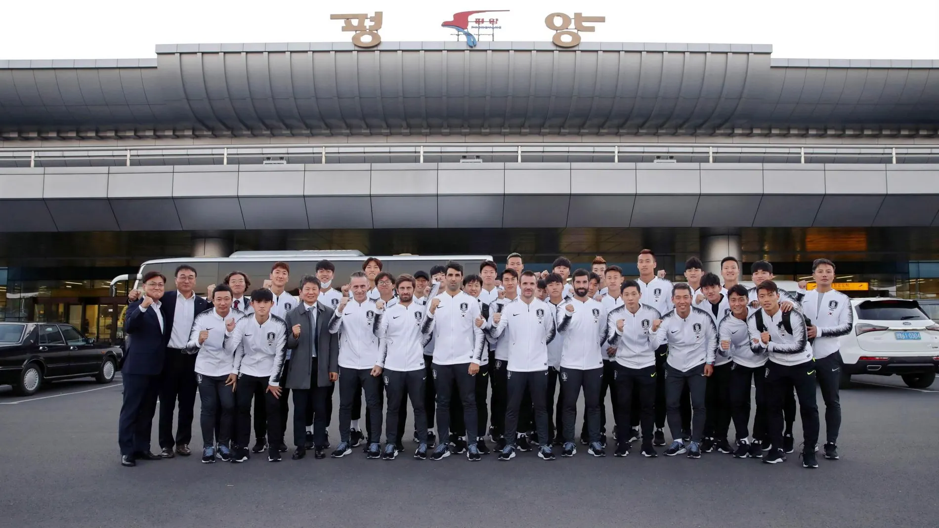 La selección de Corea del Sur posa en el aeropuerto de Pionyang