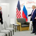 Donald Trump da la bienvenida a su homólogo ruso, Vladimir Putin, en su encuentro ayer en Osaka