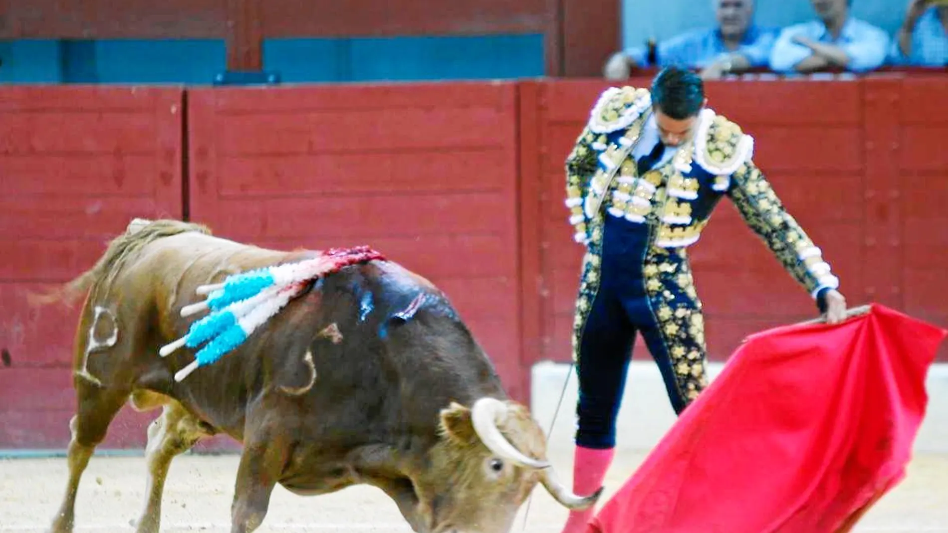 José María Manzanares da un natural a uno de los de Alcurrucén