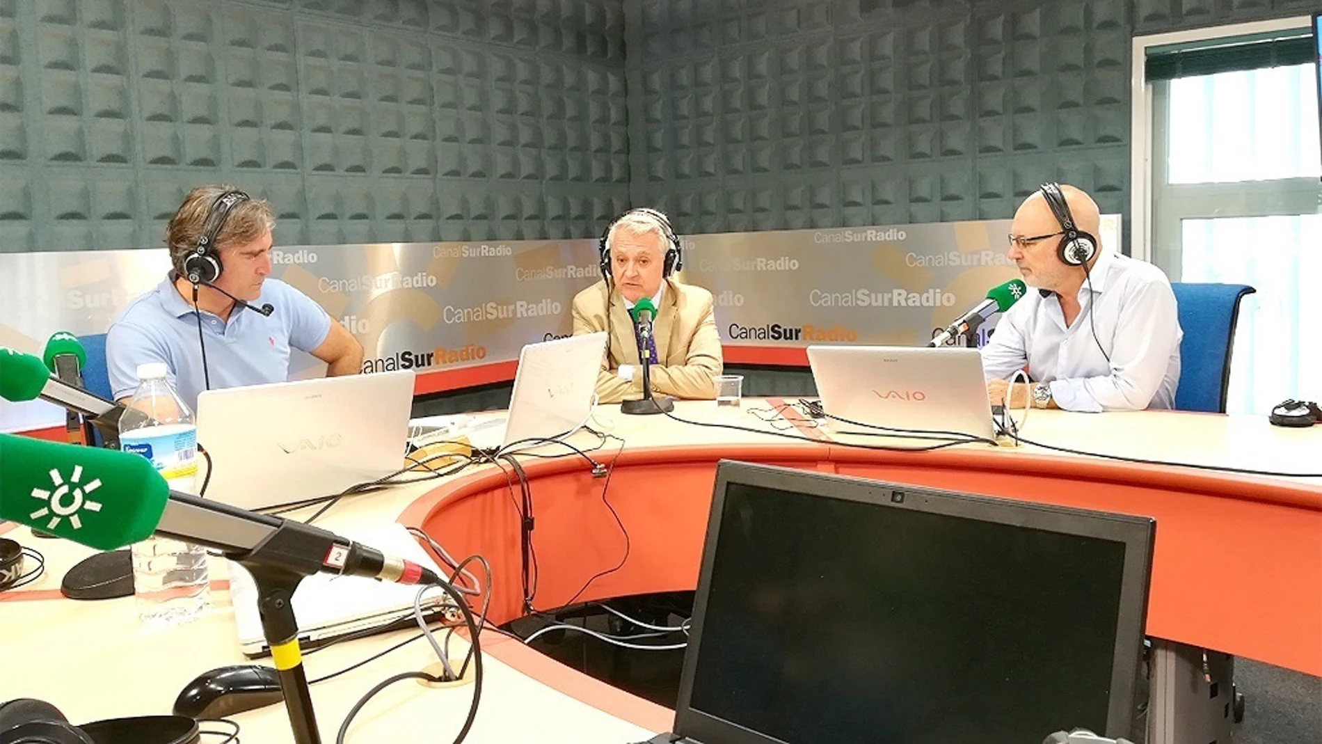 Fernando Pérez, Juan Miguel Vega y Jesús Vigorra, durante la emisión este viernes del programa radiofónico / Foto: Cedida por RTVA
