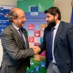 El presidente de la Comunidad, Fernando López Miras (d), se reunió hoy en Bruselas con el director general de Medio Ambiente de la Comisión Europea, Daniel Calleja