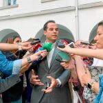 El vicepresidente de la Comunidad de Madrid, Ignacio Aguado, ayer, en un encuentro informal con los medios de comunicación