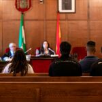Los acusados de maltratar y asesinar a su bebé de seis meses sentados en el banquillo de los acusados custodiados por la Policía Nacional al inicio del juicio que preside la jueza Mercedes Alaya
