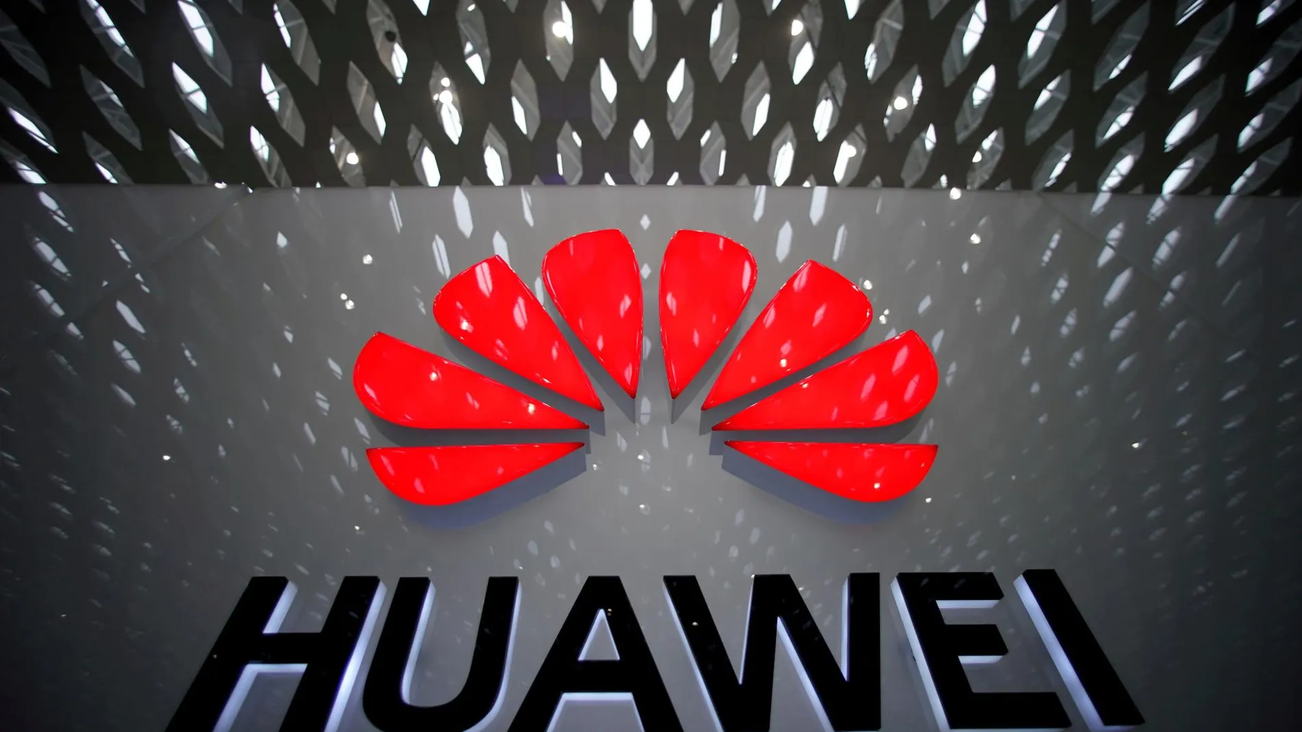Logo de Huawei en al aeropuerto internacional de Shenzhen (China)