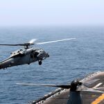 Un helicóptero MH-60S Sea Hawk aterriza en la cubierta del USS Boxer (LHD-4) esta semana en el Estrecho de Ormuz. REUTERS/Ahmed Jadallah
