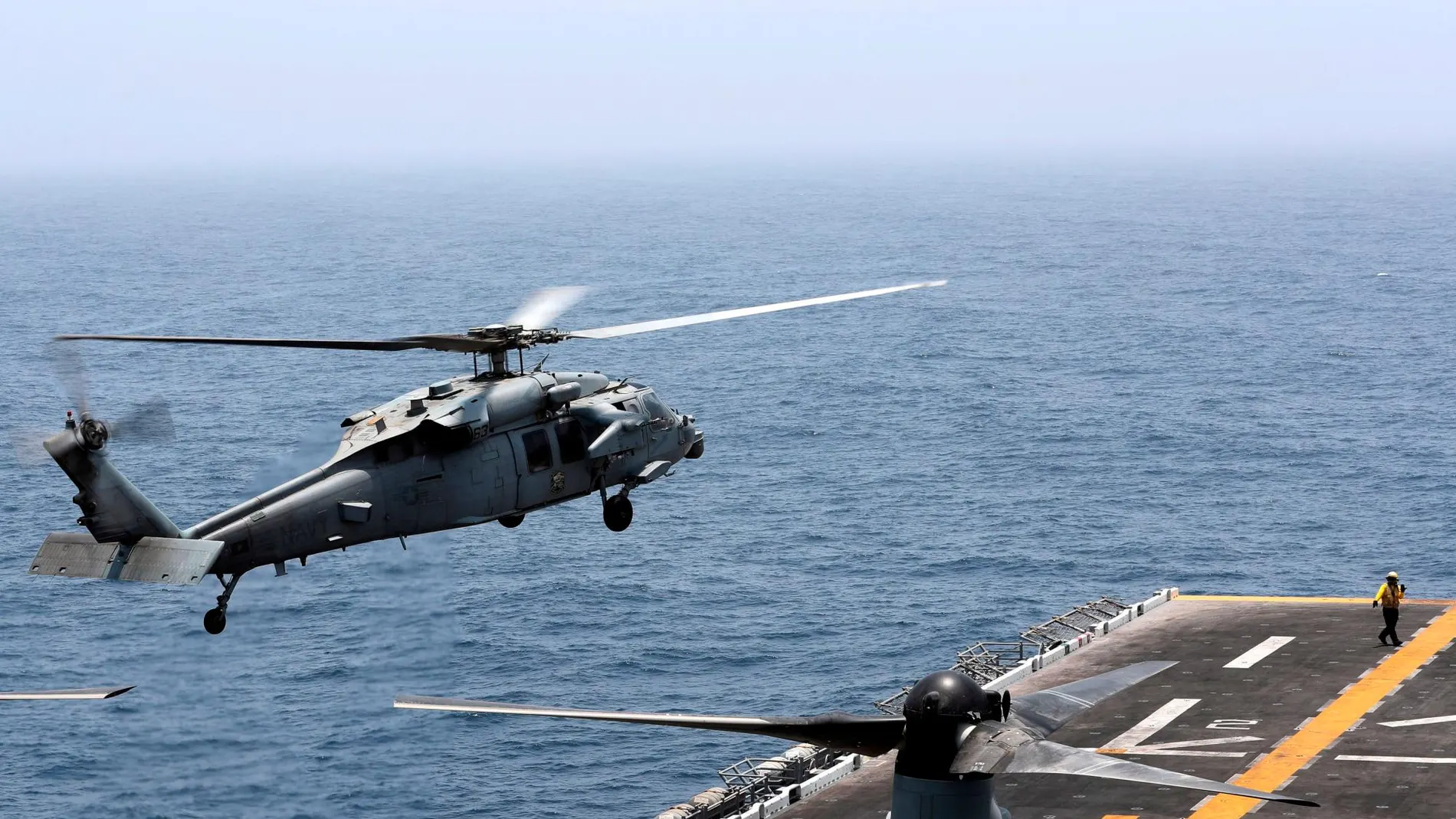 Un helicóptero MH-60S Sea Hawk aterriza en la cubierta del USS Boxer (LHD-4) esta semana en el Estrecho de Ormuz. REUTERS/Ahmed Jadallah