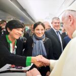 Matteo Bruni, mirando al Papa Francisco que saluda en el vuelo apostólico a Bangladesh a Alicia Romay.
