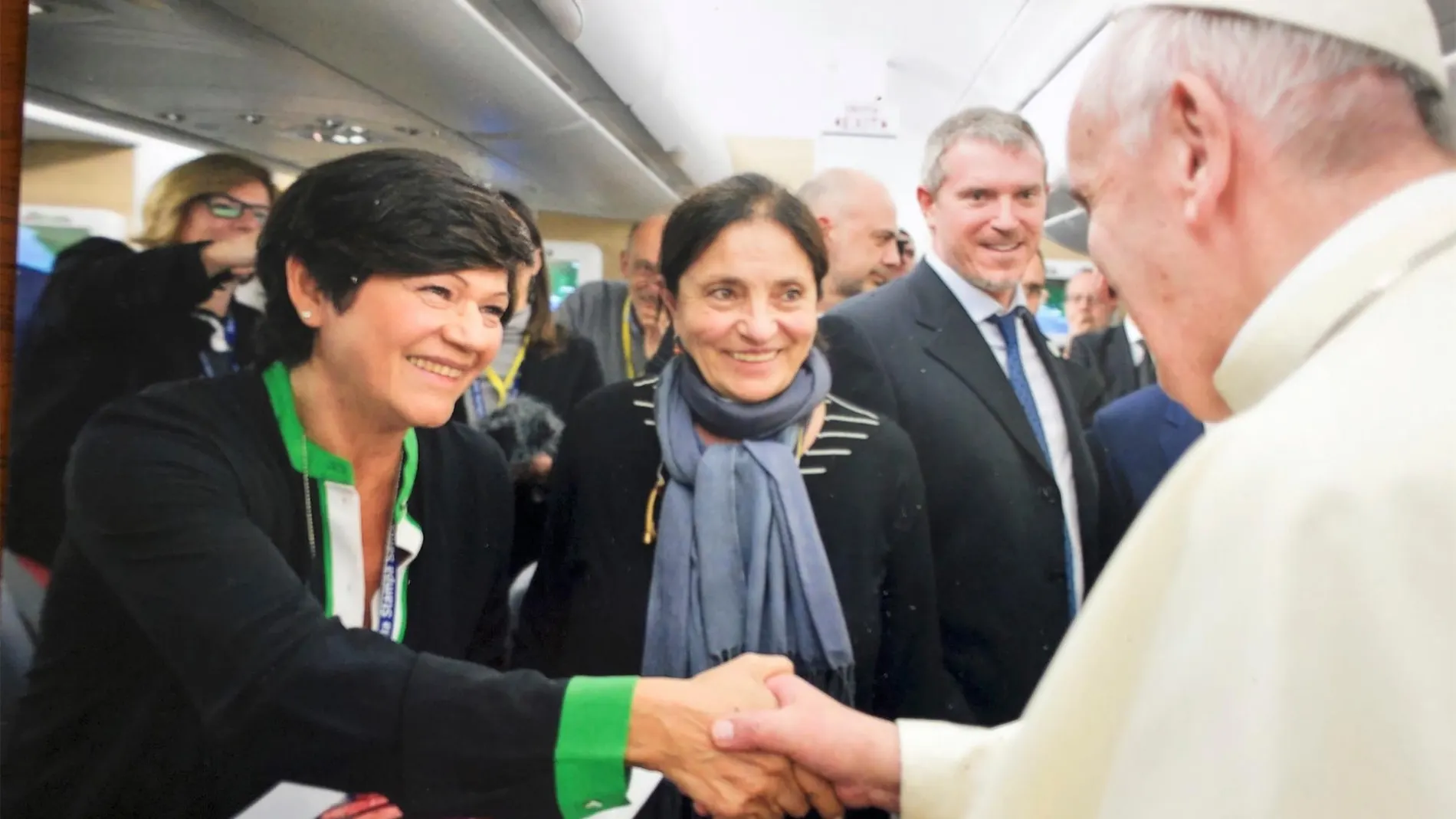 Matteo Bruni, mirando al Papa Francisco que saluda en el vuelo apostólico a Bangladesh a Alicia Romay.