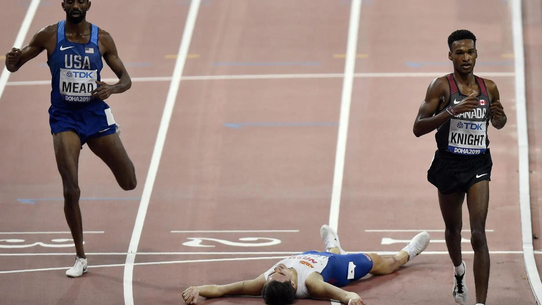 Jakob Ingebrigtsen se fue al suelo nada más superar la meta