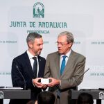 Los consejeros de Hacienda (i) y de Economía muestran en formato digital el proyecto de Ley de Presupuestos para el año 2020 / Efe