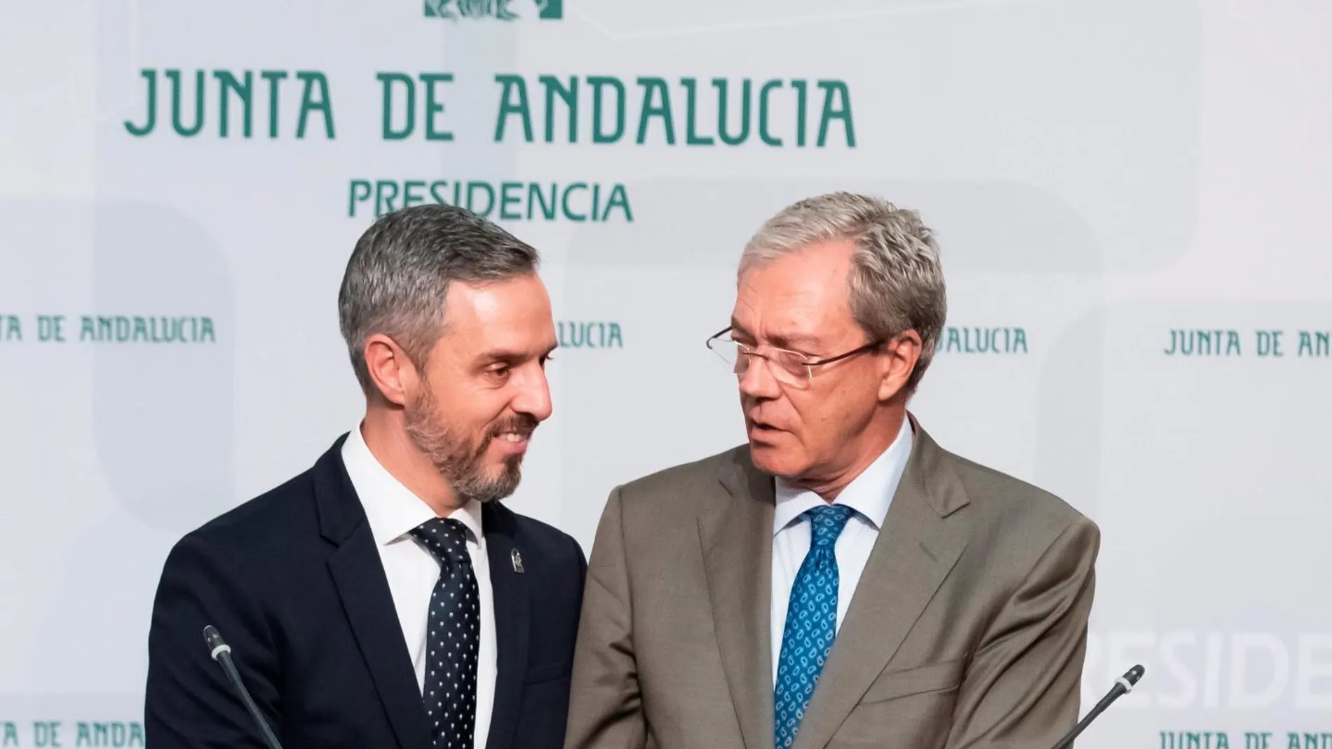 Los consejeros de Hacienda (i) y de Economía muestran en formato digital el proyecto de Ley de Presupuestos para el año 2020 / Efe
