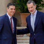 Pedro Sánchez, junto al Rey Felipe VI
