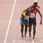 La imagen del Mundial de Doha: Jonathan Busby acaba el 5000 exhausto y ayudado por un rival
